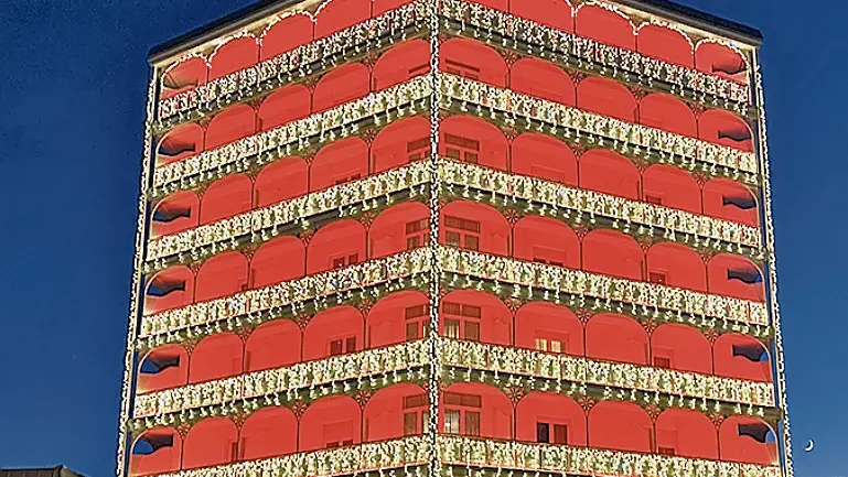 Un esterno dell’hotel Tritone di Abano Terme illuminato per Natale