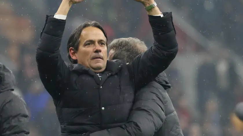 Inter Milan’s coach Simone Inzaghi reacts at the end of the Italian serie A soccer match between AC Milan and Inter at Giuseppe Meazza stadium in Milan, 22 April 2024. ANSA / MATTEO BAZZI