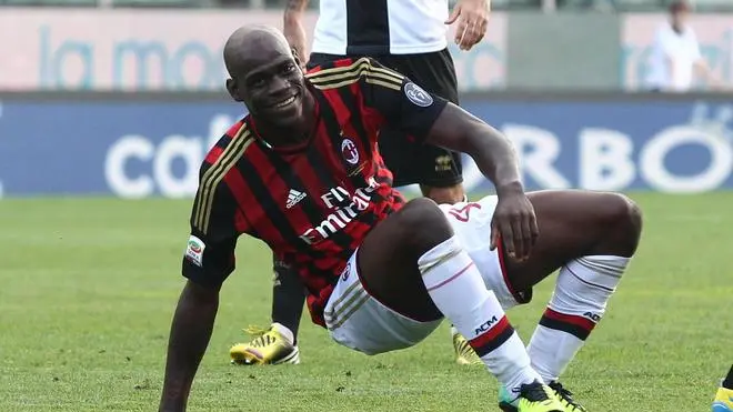 Milan's forward Mario Balotelli gestures during the italian serie A soccer match Parma-Milan at Emilio Tardini stadium, Parma, 27 October 2013. ANSA/ SERENA CAMPANINI