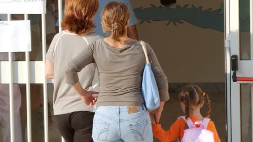 05/10/04 SCUOLA MATERNA, BAMBINI ACCOMPAGNATI DAI GENITORI .