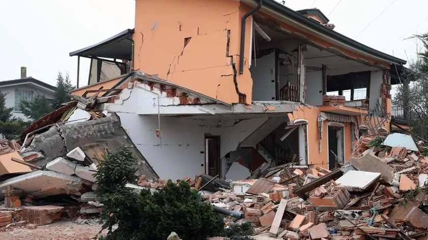 BASCHIERI - AGENZIA BIANCHI - PADOVA - CROLLO CASA VIA RIENZA