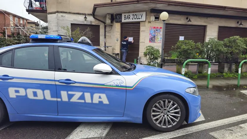 La polizia chiude il bar Jolly in via Vecellio a Padova