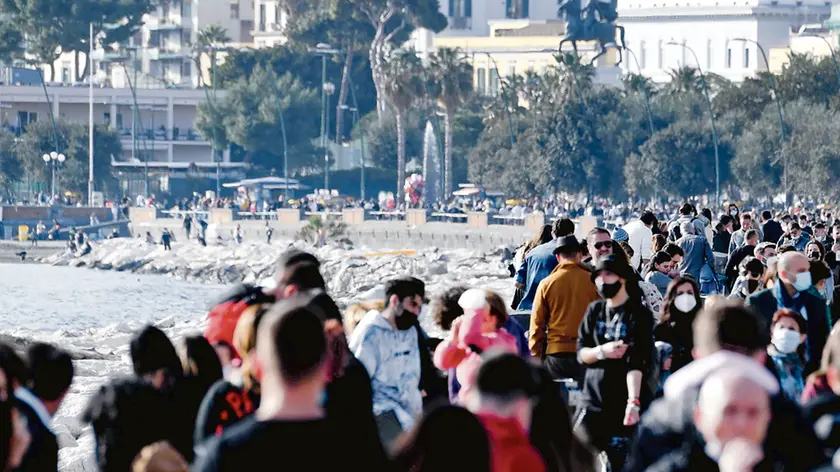 Folla sul lungomare Caracciolo Napoli dove, complice la bella giornata di sole, in migliaia si sono riversati per le vie del centro cittadino, 6 febbraio 2021 ANSA/CIRO FUSCO