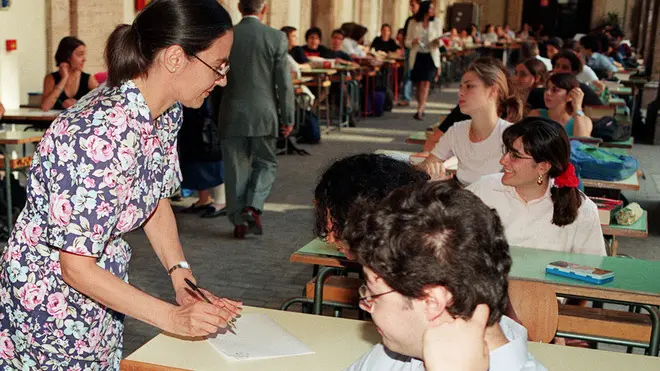E09- 24-06-98-ROMA- INIZIATI ESAMI DI MATURITA'. Professori e studenti poco prima della prova di Italiano al Liceo classico Visconti di Roma. LUCIANO DEL CASTILLO/ANSA