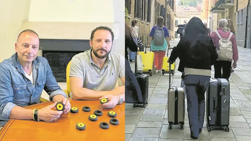 Adriano Bucchia, a sinistra, con Federico Favaron, mostra le ruote speciali. A destra turisti con trolley al seguito a Venezia, prima città a sollevare il problema nel 2014