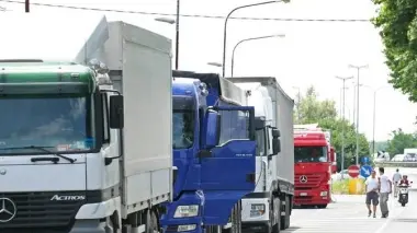 IN FILA. Il traffico dei camion sulla Valsugana