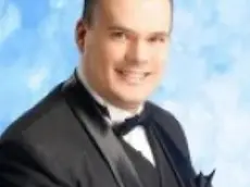 David Cariolaro in una immagine tratta dal sito della Xi'an Jiatong-Liverpool University.E' in atto una colletta per riportare in Italia un docente universitario di Padova, David Cariolaro, 40 anni, ricoverato in coma in un ospedale a cento chilometri da Shanghai perché vittima di una caduta avvenuta 40 giorni fa.La struttura cinese, sostengono i familiari, non sarebbe in grado di operarlo: così i congiunti (che stanno già pagando 1.500 euro al giorno per la degenza) hanno diffuso un appello in internet per cercare fondi. Servono almeno 150 mila euro, sottolineano i giornali locali, gran parte dei quali per coprire le sole spese del volo privato per riportarlo in Italia.ANSA / WEB