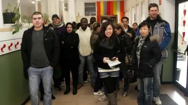 TEST Gli immigrati in fila per sottoporsi alla prova Sotto, Francesco Arnau