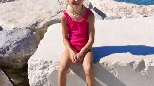 Martina Natura Baccin trascorre le vacanze ripulendo la spiaggia