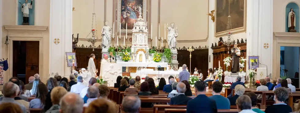 Merlara (PD), 07 giugno 2020. Il vescovo di Padova Claudio Cipolla celebra Messa a Merlara. Nella foto: interno della chiesa di Merlara gremito