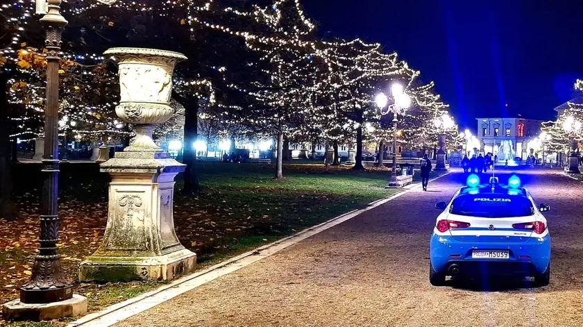 Una volante della polizia in Prato della Valle a Padova