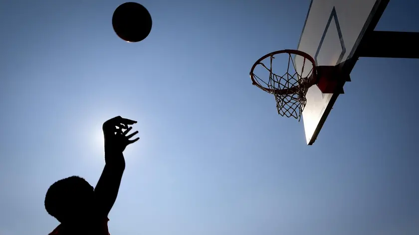 Uno dei giocatori della 'Tam Tam' nel corso dell'allenamento a Castel Volturno (Napoli), 17 Ottobre 2017. La squadra, alla quale era stata vietata per un vincolo burocratico la partecipazione ai campionati giovanili della Federbasket, potrà, invece, iscriversi grazie alla norma "salva Tam Tam" (un minuscolo comma inserito nella legge di Bilancio del governo Gentiloni). ANSA/ CIRO FUSCO
