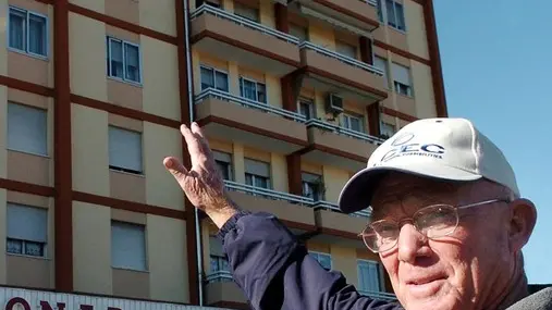 James Lee Dozier, tornato a Padova, indica il condominio della sua prigionia
