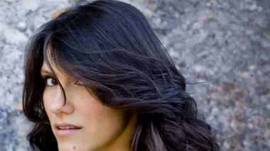 La cantante Elisa 34 anni italiana di Monfalcone ma inglese dal punto di vista artistico i suoi album infatti sono tutti concepiti nella lingua di Shakespeare senza per questo tradire nulla delle sue origini giuliane