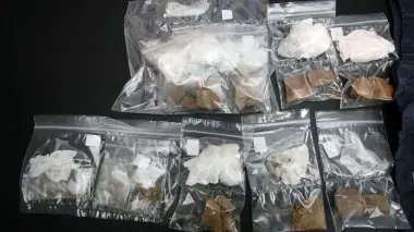 POLIZIA L’eroina sequestrata Il capo della Mobile Marco Calì e una pattuglia della polizia durante un arresto a Borgomagno
