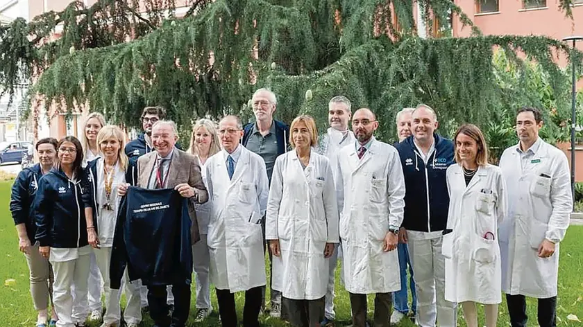 Il dg Giuseppe Dal Ben stringe la felpa donatagli dai medici e infermieri del Centro Terapia Cellulare del Diabete