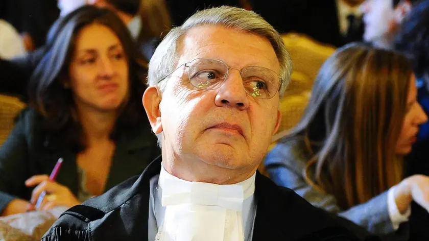 L 'avvocato Pietro Longo uno dei legali del premier Silvio Berlusconi il 6 ottobre 2009."Allo stato Berlusconi non si presenta ai pm di Napoli": così l'avvocato Piero Longo, uno dei difensori del premier, ha risposto all'ANSA oggi 16 settembre 2011 riguardo alla richiesta dei magistrati di Napoli di sentire il presidente del consiglio quale testimone nel procedimento per un presunto ricatto ai suoi danni. ANSA/ GIUSEPPE GIGLIA
