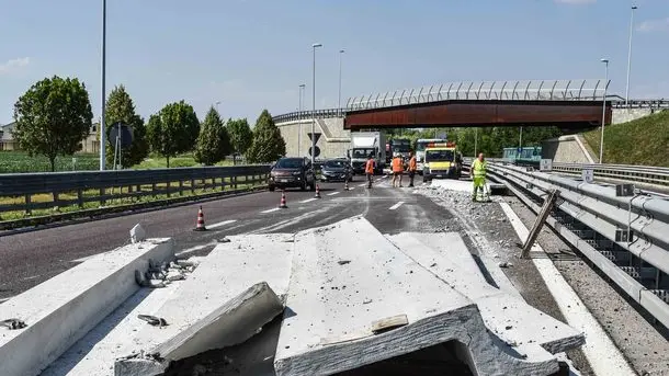 MARIAN-AGENZIA BIANCHI-PADOVA-INCIDENTE TANGENZIALE ZONA LIMENA, CAMION PERDE CARICO IN CARREGGIATA