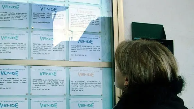 VIAREGGIO 20050105 ORIZZONTALE Colori - I cartellini con gli avvisi nella vetrina di un'agenzia immobiliare (PAGLIANTI/ )