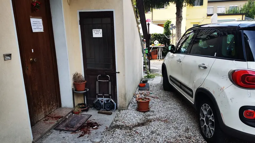 Il sangue rimasto a terra durante lì'aggressione