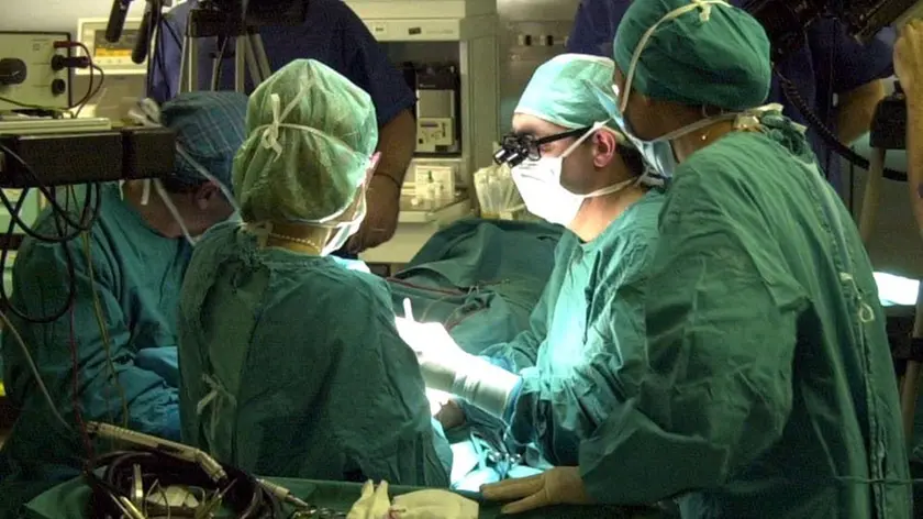 DIGITALFOTO LEGNANO INTERVENTO IN SALA OPERATORIA OSPEDALE (Per provincia Pag. 1 pos. 1 B )