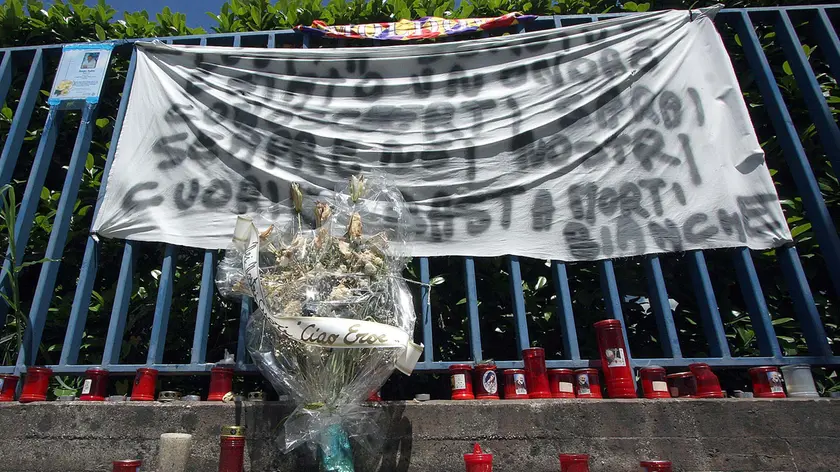 Striscione e candele dopo la tragedia alle Acciaierie venete di Padova