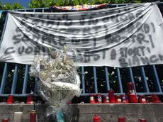 Striscione e candele dopo la tragedia alle Acciaierie venete di Padova