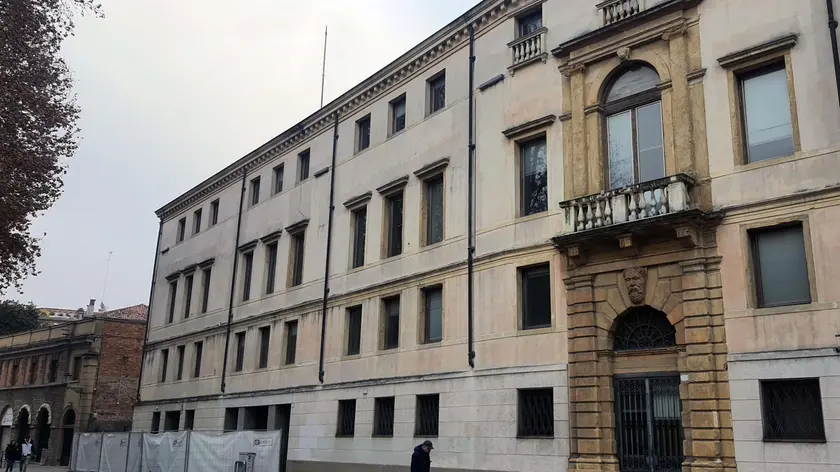 Palazzo Foscarini, in piazza Eremitani, e il cantiere che blocca le uscite di sicurezza dell’auditorium Pollini