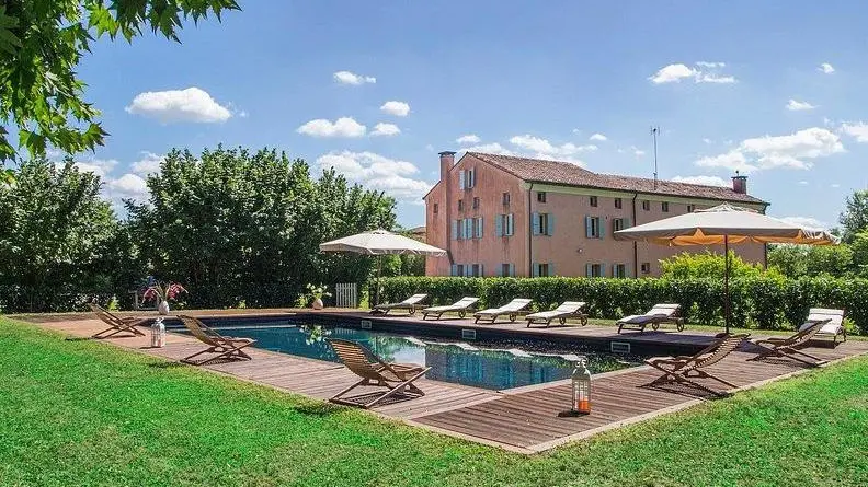 Il casale di lusso di via Ponte degli Alpini, adibito ad agriturismo