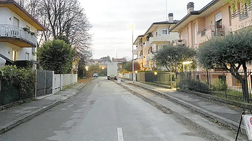 L’imbocco di via Lago Fimon ad Altichiero, quartiere preso di mira dai ladri in queste settimane