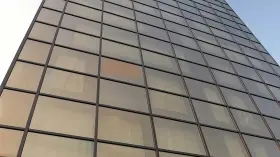NUOVO SVILUPPO Il quartier generale di Banca Anton- veneta a Padova A sinistra il direttore generale dell’istituto Giuseppe Menzi
