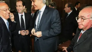 Sopra, la Mondadori a Segrate A fianco, Cesare Previti con il suo legale e il giudice Metta, nel corso del processo per corruzione