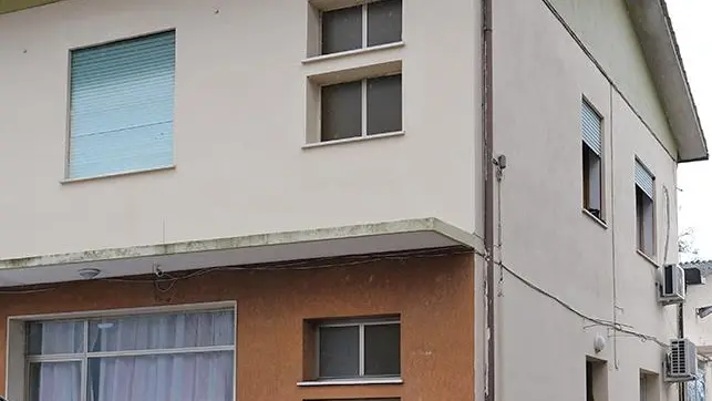 Uno dei capannoni in via Grantorto dove si consumava il lavoro clandestino