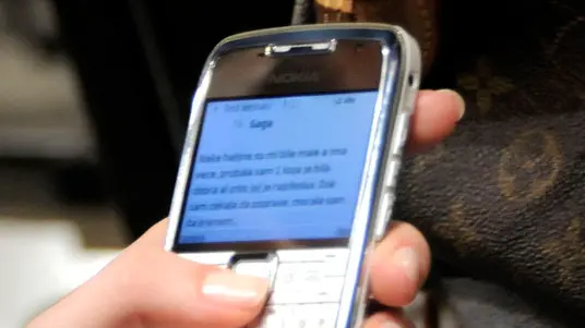 02/02/09 MLA , ALTAROMALTAMODA , BACK STAGE DI LORENZO RIVA , MODELLA MANDA UN SMS IN ATTESA DI ESSERE TRUCCATA .