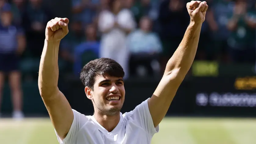 epa11477949 Carlos Alcaraz of Spain celebrates after winning the men's singles final against Novak Djokovic of Serbia at the Wimbledon Championships, Wimbledon, Britain, 14 July 2024. EPA/TOLGA AKMEN EDITORIAL USE ONLY