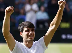 epa11477949 Carlos Alcaraz of Spain celebrates after winning the men's singles final against Novak Djokovic of Serbia at the Wimbledon Championships, Wimbledon, Britain, 14 July 2024. EPA/TOLGA AKMEN EDITORIAL USE ONLY