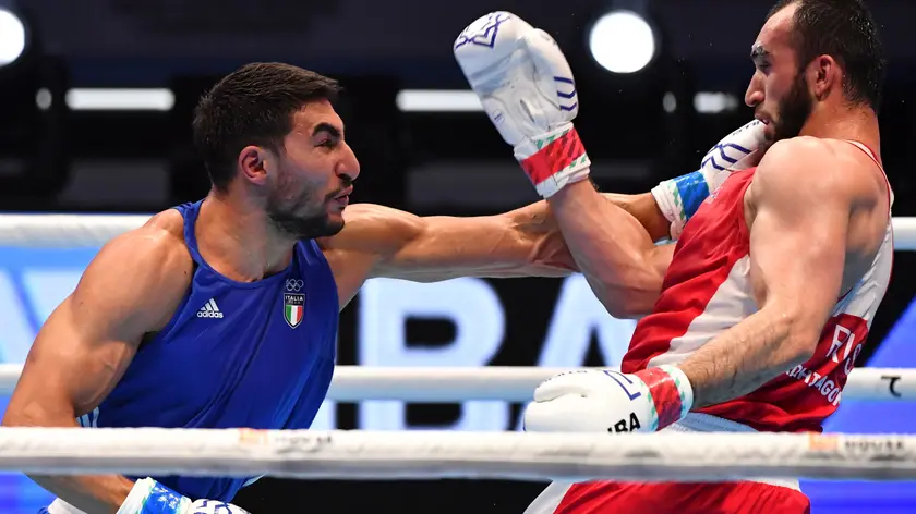 epa10627772 Muslim Gadzhimagomedov of Russia (Red) in action against Aziz Abbes Mouhiidine of Italy (Blue) during the 86-92 kg final match at the 2023 IBA Men's World Boxing Championship in Tashkent, Uzbekistan, 14 May 2023. EPA/STRINGER
