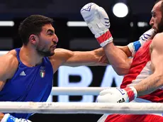 epa10627772 Muslim Gadzhimagomedov of Russia (Red) in action against Aziz Abbes Mouhiidine of Italy (Blue) during the 86-92 kg final match at the 2023 IBA Men's World Boxing Championship in Tashkent, Uzbekistan, 14 May 2023. EPA/STRINGER