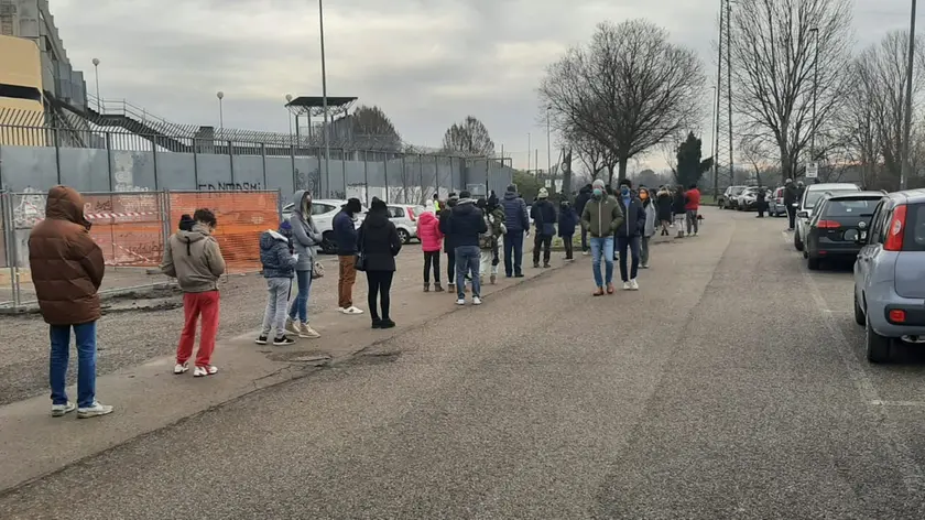 Le code al punto tamponi dello stadio Euganeo