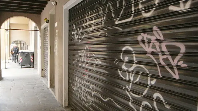 BARSOTTI - ATTIVITA' E NEGOZI CHIUDONO IN VIA CESARE BATTISTI,N 80
