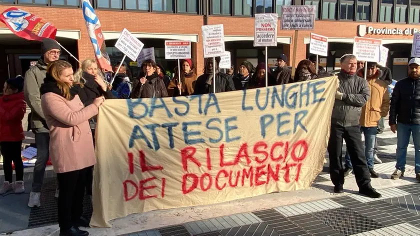 La manifestazione davanti all'Ufficio immigrazione a Padova (foto Nicola Fossella/Agenzia Bianchi)