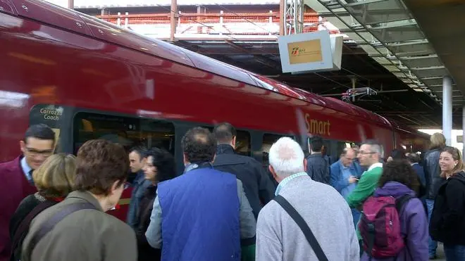 Passeggeri diretti a Milano si accingono a salire su Italo, il treno della societa' privata Ntv che fa concorrenza al Freccia Rossa di Trenitalia sull'alta velocità, stazione di Roma Tiburtina 28 aprile 2012 ANSA/ ENRICA PIOVAN