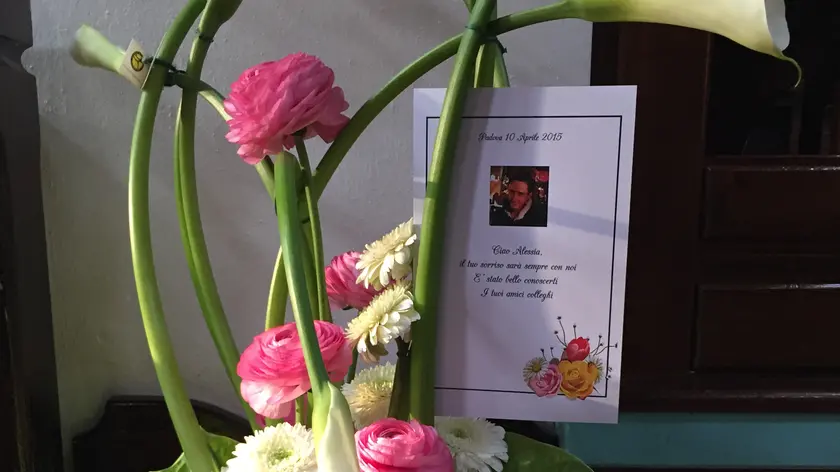 I fiori esposti fuori dalla pizzeria paninoteca Kofler per ricordare Alessia