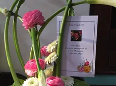 I fiori esposti fuori dalla pizzeria paninoteca Kofler per ricordare Alessia