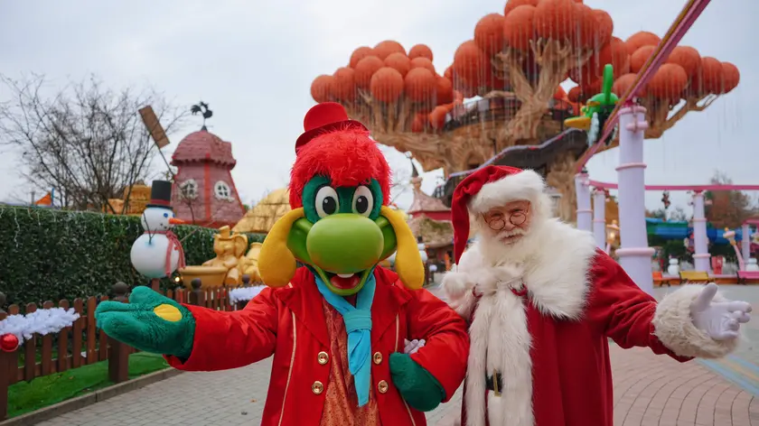 Babbo Natale con Prezzemolo, la mascotte di Gardaland