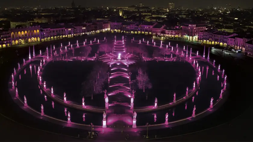 Il colpo d'occhio di Prato della Valle illuminato di rosa per il Giro d'Italia