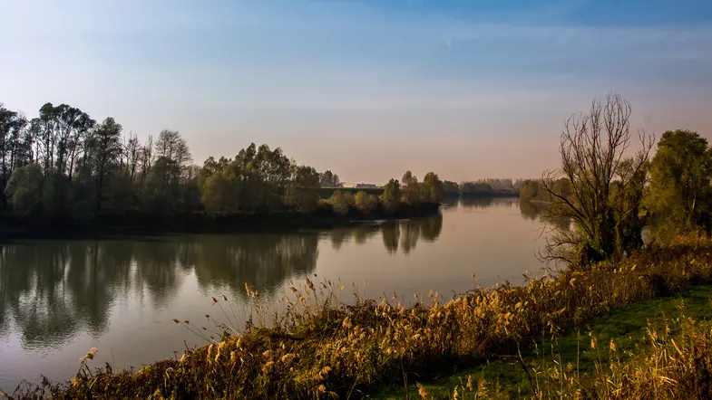 Barbona (PD), 21 novembre 2017. Vedute di Barbona. Nella foto: il fiume Adige scorre accanto al paese.