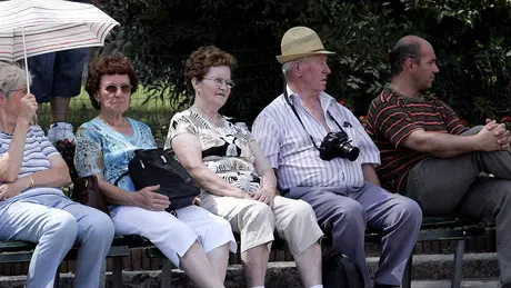 Alcuni anziani seduti su una panchina nel parco del Castello Sforzesco a Milano in una foto d'archivio. Boom per le pensioni di anzianità nel 2010: nell'anno - secondo quanto si legge nel Rapporto annuale dell'Istituto presentato oggi - sono stati liquidati 174.729 trattamenti a fronte dei 100.880 registrati nel 2009 (+73%). ANSA / JENNIFER LORENZINI
