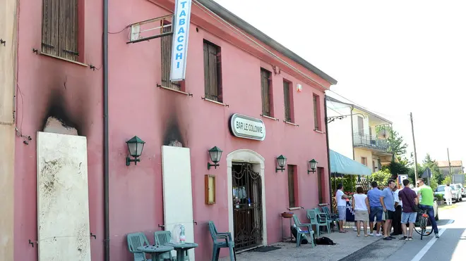 Montagnana, 15 Lug 2012 Incendio al bar trattoria Le Colonne, Via Brancaglia 24. Nella foto: lo stabile sbarrato Ph. Zangirolami