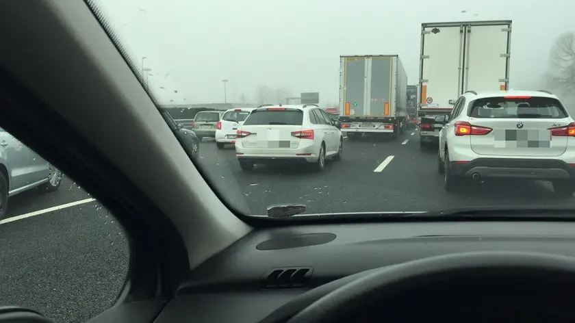 La coda fotografata da un automobilista di passaggio